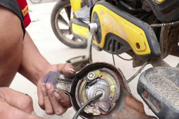 秀山电动车刹车故障